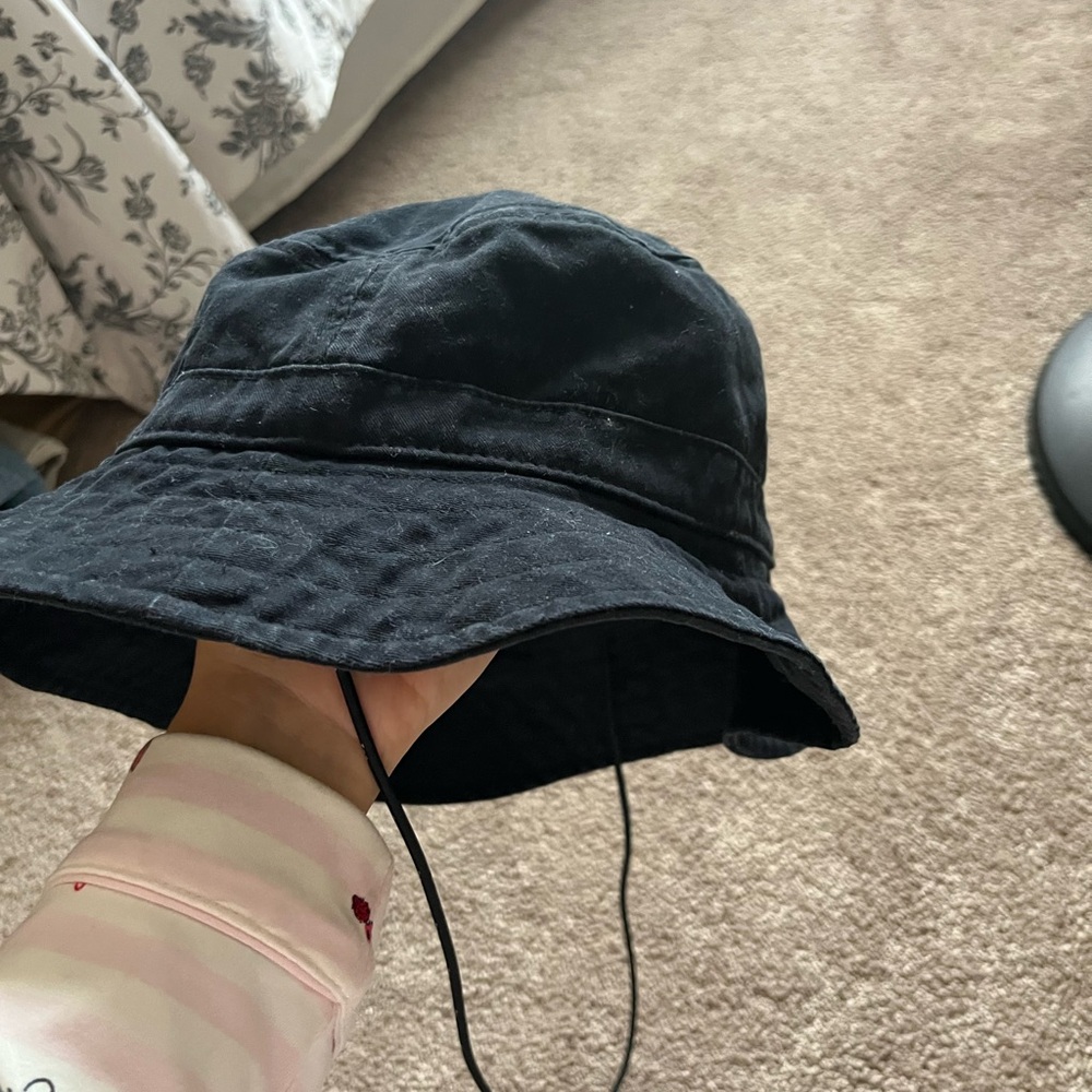 Aritzia TNA bucket hat black